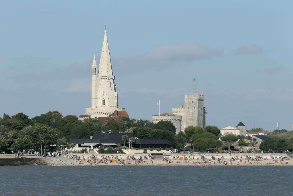 Appartement Avec Cour Privee Centre Ville Classe 4 Etoiles Remparts 1 La Rochelle  Exterior photo